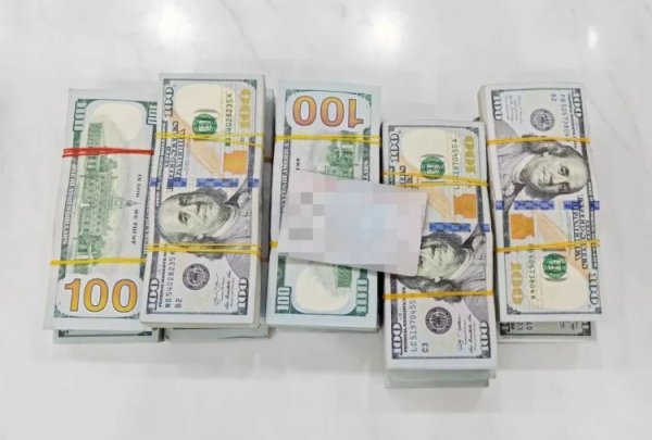 配资世家炒股配资开户 一名旅客违规携带14万美元出境，被拱北海关查获